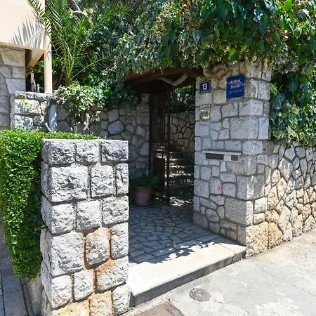 Lara Apartment *