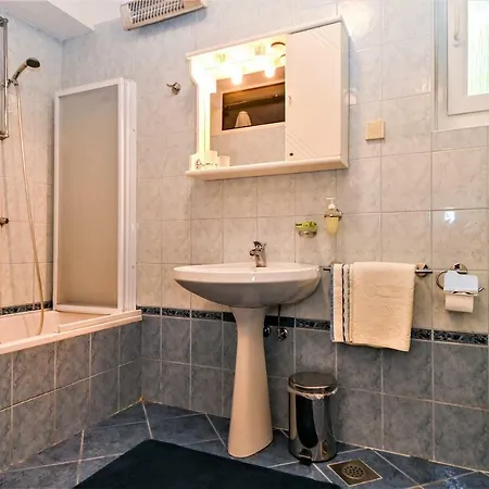 Lara Apartment *
